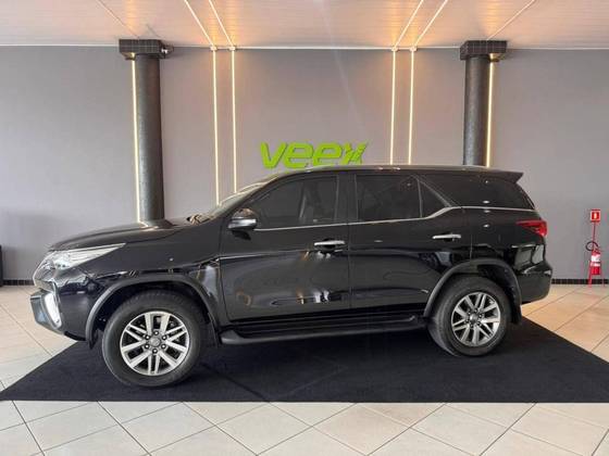 TOYOTA HILUX SW4 4.0 SRX 4X4 7 LUGARES V6 24V GASOLINA 4P AUTOMÁTICO